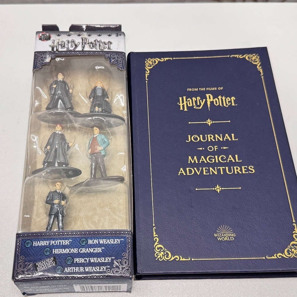 Harry Potter Wizarding World Journal of Magical‎ Adventures and 5 Figurine Set